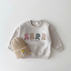 This casual baby long-sleeve sweatshirt is perfect for keeping your little one warm and comfortable during the spring and autumn months. The soft cotton material is gentle on their skin, and the cartoon pattern adds a touch of fun and personality. The sweatshirt is also a good choice for babies who are growing quickly, as it fits true to size. Features: Soft cotton material Cartoon pattern O-neck Regular sleeve True to size Fits babies 0-24 months Benefits: Keeps your baby warm and comfortable G