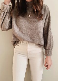 Classic Fall Style, Stylish Lady, Elegante Casual, Poncho Style, Mode Inspiration, White Pants, Winter Fashion Outfits, Looks Vintage