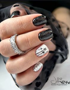 Christmas Nails With Black, Nails With Black Accent, Black Nails With Design, Short Christmas Nail Designs, Black Nails Ideas, Short Christmas Nails, June Nails, Gift Guide Design, Nails With Design