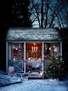 a small cabin with christmas decorations and lit candles