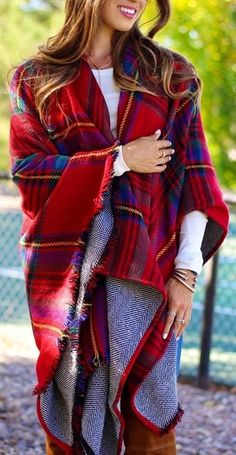 Plaid Poncho Outfit, Plaid Flannel Outfit, Mommy Fashion, Poncho Outfit, Tartan Fashion, Style Anglais, Outfits To Copy, Plaid Poncho, Fall Fashions