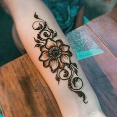 Henna Flower Designs Hand, Henna Designs For Small Hands, Mehendi Designs For Bridesmaid, Small Henna Tattoo Ideas, Henna Hand Tattoo Designs, Arm Henna Tattoo, Arm Henna Designs, Minimal Mehendi