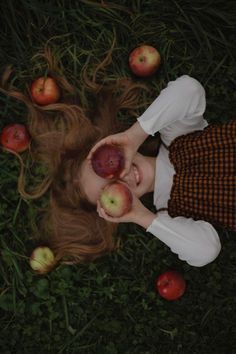 Fruit Garden Aesthetic, Apple Picking Photography, Fall Photoshoot Family, Dessert Apple, Gardener Aesthetic, Apple Garden