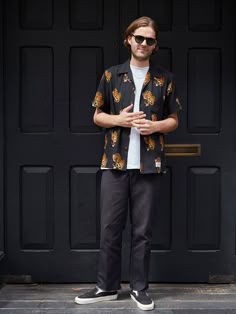 Estilo Vans, Summer In London, Hawaiian Shirt Outfit, Tom Wood, Wacko Maria, Wood Sunglasses, Street Style Outfits Men, Skate Style, Vans Style