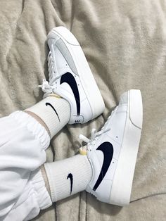 Outfits Con Tenis Nike, Platform Nikes, Nike White Shoes, Nike Platform Sneakers, Nike Shoes White, Nike Tenis, White Nike Shoes, Nike Shoes Girls