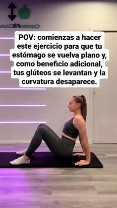 a woman sitting on top of a yoga mat in front of a purple background with the words pov comenzas a hacer