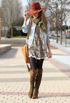 The Latest Boho Fashion Trend For Spring.. No on the scarf!!!! But everything else is cute! Look Hippie Chic, Boho Winter Outfits, Spring Fashion Chic, Look Boho Chic, Boho Chique, Boho Mode, Boho Styl, Walking Down The Street, Stil Boho