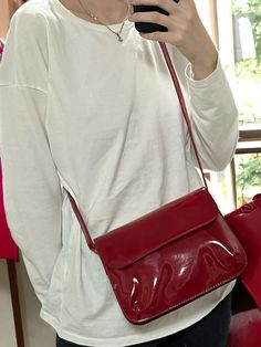 This Retro Patent Leather Shoulder Bag is designed to complement the style of women by combining elegance and luxury. In a vibrant red color, this bag stands out with its eye-catching design and high-quality materials. The gold-colored details and buckles contribute to the bag's graceful and chic appearance. With a spacious interior, this bag is ideal for everyday use. The shoulder strap, adorned with a gold-colored chain, adds a modern touch, making it a perfect choice to reflect the style of a Evening Satchel Bag With Detachable Strap, Party Crossbody Baguette Bag, Crossbody Baguette Bag With Detachable Strap As Gift, Rectangular Evening Bag For Shopping, Trendy Satchel Baguette Bag As Gift, Clutch Bag With Removable Pouch, Pouch Bag With Adjustable Strap, Trendy Baguette Bag With Detachable Strap As Gift, Elegant Red Shoulder Bag With Mobile Phone Holder