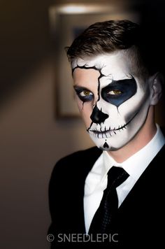 Halloween Facepainting Men, Dia De Los Muertos Make Up For Men, Mens Dia De Los Muertos Makeup Ideas, Male Sugar Skull Makeup, Dia De Los Muertos Makeup Ideas For Men, Mens Sugar Skull Makeup, Half Skull Makeup Men, Mens Halloween Makeup Guys