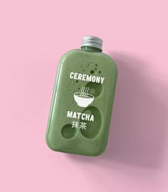 a green beverage bottle with the words ceremony matcha written in chinese on it