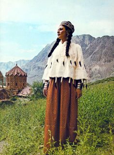 The Costume of Armenian Woman from the Bagratid Dynasty (9th-13th century) Armenian Clothing, Asia Culture, Europe Culture, Russian Clothing, Travel Clothes, Travel Clothes Women