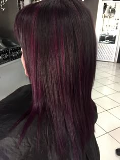 Purple Highlights Brown Hair Straight, Peinados Hair Styles, Wine Hair, Purple Highlights, Hair Dye Ideas