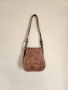 Great bag, great condition!  9.5"x 10" x 2" leather hand tooled No labels Shoulder bag Vintage Brown Hand Tooled Crossbody Shoulder Bag, Vintage Brown Hand-tooled Crossbody Shoulder Bag, Bohemian Saddle Bag For Everyday Use, Light Brown Leather, Top Handle Bags, Great Design, Bag Light, Saddle Bag, Boho Hippie