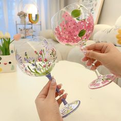 Occasion: HomeShape: RoundQuantity: 1 pcsMaterial: glassFeature: Eco-Friendly,StockedModel Number: KC22C0007Glass Type: Wine GlassOrigin: Mainland ChinaDrinkware Type: GlassCapacity: 700ml Painted Wine Glasses Disney, Painting Tea Cups Diy, Painting On Cups Ideas, Glass Wine Painting, Glass Wine Painting Ideas, Hand Painted Glass Cups, Flower Wine Glass Painting, Wine Glass Painting Aesthetic, Painting Glasses Ideas