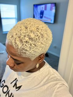 Sand Blonde, Short Bleached Hair, Short Curly Cuts, Mama Hair, Natural Hair Woman, Curly Pixie Haircuts, Beautiful Freckles