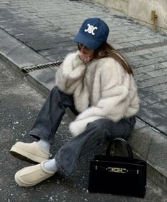 Cream Fur Jacket Outfit, Uggs Outfit Winter, Fur Jacket Outfit, Casual Dinner Outfit Summer, Dinner Outfit Fall, Uggs Outfits