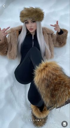 Snow Bunny Outfit, Fur Hat Outfit, Winter Baddie, Fur Outfit, Winter Outfits Snow, Snow Photoshoot, Ski Outfit, Winter Photoshoot