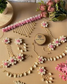 Haldi Jewellery, Fresh Flower Jewelry, Haldi Dress, Cowrie Shell Jewelry, Flower Jewelry Designs, Wedding Flower Jewelry, Matha Patti, Hand Harness, Necklace Set With Earrings