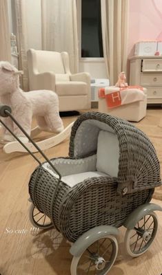 a wicker baby stroller is shown with the instructions on how to use it