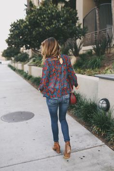 Abercrombie Jeans and Top #AFstyle #AFPartner Jeans Floral Top Outfit, Pink Floral Top Outfit Jeans, Chic Button-up Denim Top For Fall, Fall Button-up Denim Top With Frayed Hem, Abercrombie Mixed Fabric Jeans, Blouse Outfit Casual, Weather Wear, Dressed To The Nines, Blouse Outfit