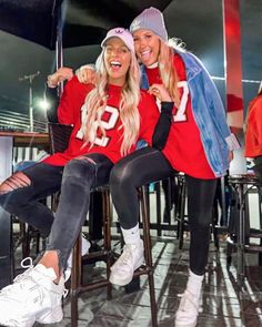 What to Wear to A Hockey Game: 11 Outfit Ideas - Lux & Concord Casual Football Outfits For Women, Football Game Tailgate Outfit, Gameday Casual Outfit, Bucs Game Outfit, Fall Football Game Outfit For Women Cold, Cute Nfl Gameday Outfits, Nfl Outfits For Women, College Football Game Outfits For Women, College Football Game Outfit Cold