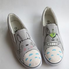 Totoro Shoes, Kawaii Totoro, Cat Sneakers, Mode Harajuku, Kawaii Harajuku Fashion, Painted Shoes Diy, Painted Canvas Shoes, Cat Shoes, Kawaii Shoes