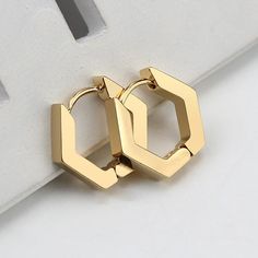 Showcasing charming heart designs, these huggie earrings are crafted from sleek stainless steel, adding a touch of modern elegance to any outfit. A perfect accessory for those who love classic and understated jewelry. Geometric Hoop Earrings, Bracelet Viking, Hoop Earrings Style, Girls Jewelry, Geometric Earrings, Fun Earrings, Gorgeous Earrings, Jewelry Party, Ear Piercings