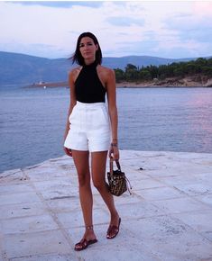 Classy Shorts Outfits, Elegant Girls, Casual Chic Outfits, Summer Holiday Outfits, Summer Shorts Outfits, Italy Outfits, Elegante Casual