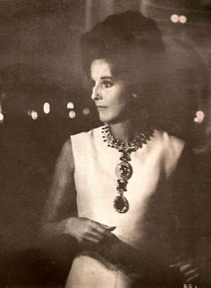 Babe Paley in Simply Elegant Sheath Dress w/ Dramatic Jewelry Dramatic Jewelry, New York Socialites, Rich Women, High Society, American Beauty