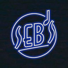 a neon sign that says bb's on it