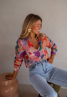 Patterned Hadri Shirt – Easy Clothes North America Bright Classic Outfits, Mode Tips, Teaching Outfits, Spring Mood, Teacher Outfit, Elegante Casual, Pinterest Fashion, Mom Outfits, Colourful Outfits