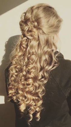 Curly Blonde Hair Styles, 1813 Hairstyles, Prom Updos For Curly Hair, Hairstyle For Dinner, Hairstyle With Roses, Golden Curly Hair, Ethereal Hairstyles, Hair Styles Art, 1800s Hairstyles