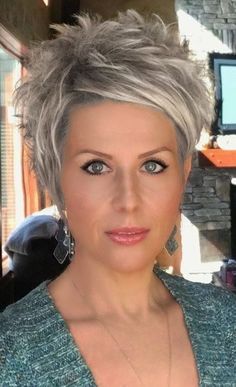 Coiffures courtes pour dames | 25 coupes de cheveux Pixie pour les femmes de plus de 50 ans qui flattent les femmes de tout âge👰👰 | Facebook Funky Short Hair, Holiday Hair, Spiked Hair, Choppy Hair, Short Grey Hair, Edgy Short Hair, Short Choppy Hair, Sassy Hair