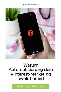 Smartphone mit Pinterest-Logo in der Hand, daneben eine Pflanze, ein Haartrockner und eine rosa Tasche. Text: "Warum Automatisierung dein Pinterest-Marketing revolutioniert". Pinterest Seo