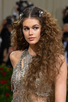 High Fashion Curly Hair, Premier Hairstyle, Curly Glam Hairstyles, 90s Red Carpet Hair, Celebrity Curly Hair, 70s Disco Hairstyles, Kaia Gerber Hair, Disco Hair, Runway Hair