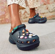 How To Style Crocs, Crocs Aesthetic, Styling Crocs, Crocs Outfit, Platform Crocs, Crocs Fashion, Personal Style Inspiration, Shoe Inspo, Street Style Inspiration