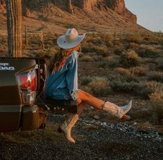 Country Girl Aesthetic, Western Photo Shoots, Raul Esparza, Cowgirl Photoshoot, Cute Senior Pictures, Foto Cowgirl, Senior Photoshoot Poses, Western Photoshoot, Western Photo