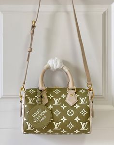 Description L.V Speedy Bandoulière 20 Monogram Empreinte Khaki Green/Beige/Cream For Women, WoHandbags 8.1in/21cm LV M46118 Rep 1:1 The Speedy Bandoulière 20 handbag looks amazing in Monogram Empreinte with the pattern embossed then printed on the cowhide. The distinctive design and rolled top handles are clearly inspired by the House’s travel legacy. The bag’s sides are in a contrasting colored leather. It’s signed with a L.V Paris name tag. 20.5 x 13.5 x 12 cm / 8.1 x 5.3 x 4.7 inches (Length Lv Speedy Bandouliere, Louis Vuitton Paris, Louis Vuitton Speedy Bandouliere, Lv Speedy, Lv Monogram, Luxury Products, Green Beige, Colored Leather, Evening Clutch Bag