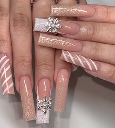 Bling Holiday Nails, New Year’s Eve Casual Outfit, White Xmas Nails, Long Christmas Nails, Silver Christmas Nails, Christmas Nails White, Christmas Nail Designs Acrylic, Christmas Nails Glitter, Brown Acrylic Nails