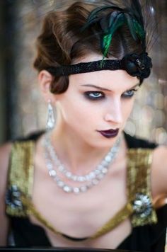 Deep Gatsby makeup 20s Inspired Fashion, Cabaret Makeup, Roaring Twenties Fashion, Style Année 20, Gatsby Look, 1920s Hair, Flapper Girl, Gatsby Style