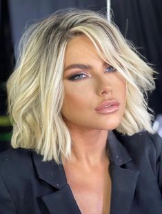 36 Cool short bob hairstyles for fine hair to try now - Lily Fashion Style Hairstyle 2023, Crystal Gayle, Costumes 2023, Sleek Short Hair, Ice Blonde Hair, Trending Hair, Hairstyles For Fine Hair, Colors 2023, 2023 Hair