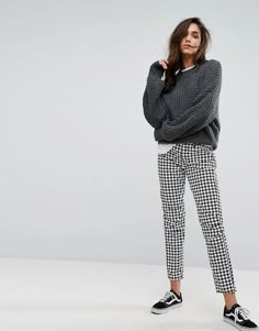 Houndstooth Pants Outfit Winter, Houndstooth Pants Outfit Work, Gingham Pants Outfit Street Style, Black Checkered Pants Outfits, Houndstooth Pants Outfit, Gingham Pants Outfit, Checkered Pants Outfit, Winter Pants Outfit, 90s Inspired Outfits