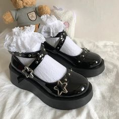 Diese Mary Janes vereinen Niedlichkeit und Stil mit verstellbaren Kreuzriemen mit Sternschnallen und Metallakzenten. Die Gummilaufsohle sorgt für Strapazierfähigkeit. Perfekt für einen süßen Party- oder Festival-Look oder für alle, die den Soft-Girl-Stil bevorzugen. Verstellbare Kreuzgurte mit Sternschnallenverschluss Mary Shoes, Harajuku Shoes, Shoes Preppy, Shoes Star, Mary Jane Platform Shoes, Stile Preppy, Zapatos Mary Jane, Gothic Shoes, Dr Shoes