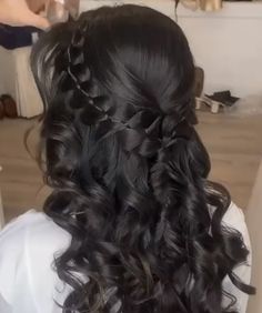 Quinceanera Sister Hairstyles, Quince Hairstyles Straight Hair, Home Coming Hairstyles Black Hair, Quince Hairstyles Down, Quince Hair Styles, Graduation Hair Ideas, Xv Hair, Hairstyles Quinceanera, Quince Hair