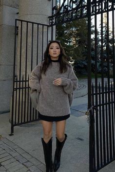 30+ Fall Minimalist Outfits That Are Effortlessly Chic, Simple and Comfy Creating A Capsule Wardrobe, Thanksgiving Dinners, Look Rich, Minimalist Outfits, How To Look Rich, Casual Weekend, Minimalist Wardrobe, Sweaters And Jeans