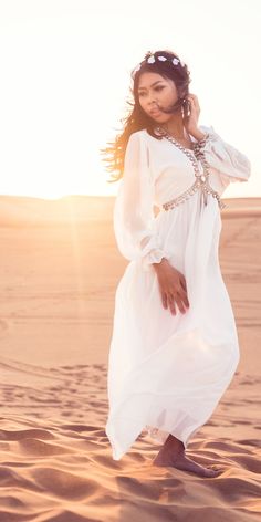 Are you confused on what the dress code is for visiting a more conservative city such as Dubai in the United Arab Emirates? From the desert to the beach, our local experts talk you through the social customs and rules you should be aware of visiting the UAE. What should women think about including on their Dubai packing list? The best Dubai travel outfits for both respecting the culture and dealing with the desert heat of Dubai. Grab all our Dubai travel guides to self-plan the perfect trip to t Dubai Packing List, Dubai Travel Outfit, Dubai Travel Guide, Black Abaya