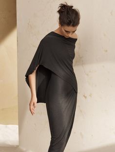 Urban Zen, Robes Glamour, Bare Skin, Cooler Look, Black Gown, Cape Dress, Fashion Weeks, Jewelry Women, Donna Karan