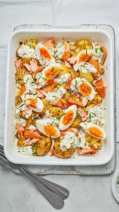 White baking dish with potatoes, hot smoked salmon and hard boiled eggs with fresh dill on top Salmon Oven, Hot Smoked Salmon, Oven Salmon, Salmon Salad Recipes, Best Brunch Recipes, Healthy Brunch Recipes, Pan Fried Salmon, Easy Salmon Recipes, Brunch Dishes