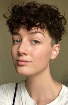 Curly Short Hair Undercut, Pixie Haircuts Curly Hair, Curly Queer Haircut, Queer Short Curly Hair, Short Curly Undercut Women, Short Curly Hair With Undercut, Curly Pixie Undercut, Female Undercut Short Hair, Undercut Bowlcut