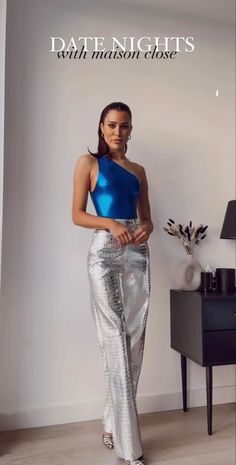 Outfit metallic Blue Metalic Outfit, Blue And Silver Outfits For Women, Silver Metallic Outfits, Blue Nye Outfit, Silver Parachute Pants Outfit, Silver Pants Outfit Summer, Silver Summer Outfit, Yasmin Devonport Outfits, Blue And Silver Outfits Classy